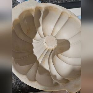 The Pampered Chef Cream Bundt Pan